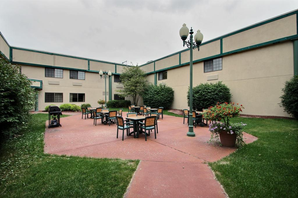 Baymont By Wyndham Madison West/Middleton Wi West Hotel Bagian luar foto